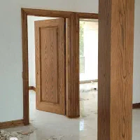 کارگرنیمه ماهررنگ کاری چوب