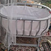تخت کنار مادر