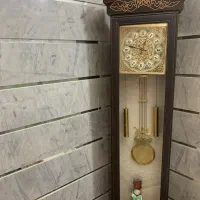 میزتلوزیون و ساعت ایستاده
