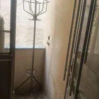 زیر تلویزیونی و چوب لباسی.‌
