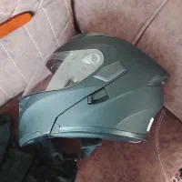 کلاه ایمنی نقاب دار و عینک دار