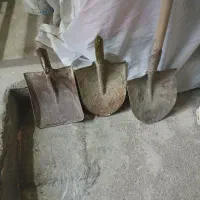سه عدد بیل