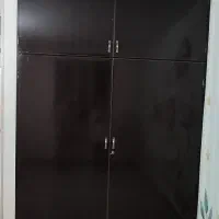 درب کمد دیواری سالم همراه با قفل و دستگیره