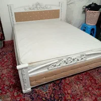 تخت خواب دونفره همراه با تشک درحد نو بفروش می‌رسد