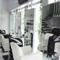 دونفر ناخنکار یکنفر مژه کار ،فشیال کار
