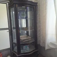 بوفه چوبی در حد نو سه طبقه چراغدار
