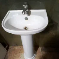 روشویی پایه دار با شیر