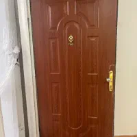 در ورودی همراه چهارچوب