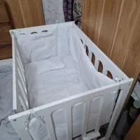 تخت گهواره ای کنار مادر استفاده نشده