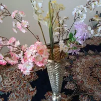 یک عددگلدان طلایی سالم و زیبا با گل‌هایش