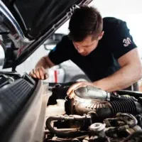 استاد کار حرفه ای تنظیم موتور و برق خودر