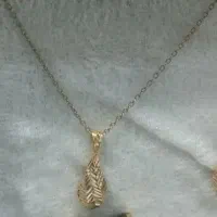 گوشواره و پلاک طلا نو بدون استفاده وزن 2گرم 740سوت