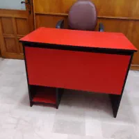 میز و صندلی و کتابخانه