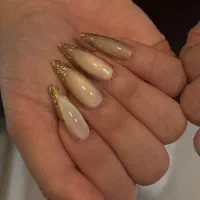 مدل برای کاشت ناخن