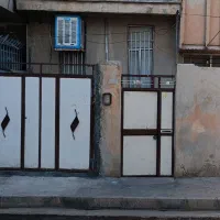 درب حیاط ماشین رو و نفر رو