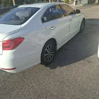 یک دستگاه خودرو لیفان ۸۲۰ به رنگ سفید