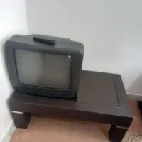 تلوزیون ومیز تلوزیون شیشه ایی