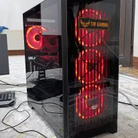 سیستم گیمینگ با مانیتور، کیبورد و موس
