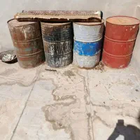 ۴عدد بشکه و ۱عدد تخته بنایی و یک عدد فرغون سالم