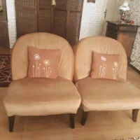 سه عدد مبل تکی قهوه ای روشن تمیز و شسته شده