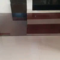 یک میز شیشه ای  و یک استند فلزی کتاب در حد نو