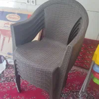 تعدادی صندلی و میز چوبی