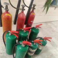 تعدادی کپسول آتش نشانی