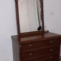 تخت دو نفره همراه پاتختی و دراور و آینه