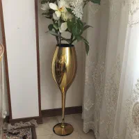 گلدان شیشه ای همراه باپنج گل مصنوعی