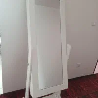 آینه و لوازم آرایشی