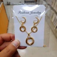 نیم ست های طلایی سواروسکی دارای مدل های مختلف