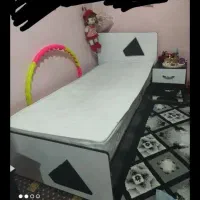 تخت خواب و تشک و کتابخانه