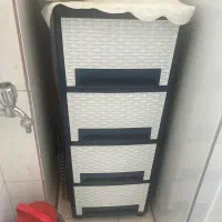 تعدادی اثاث منزل شامل جالباسی ، بوفه ، میز تحریر