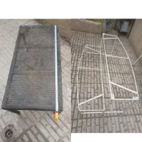 تعدادی  چهارپایه قفسه ووسایل آهنی