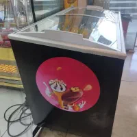 فروش کالباس بر ترازو و فریزر بستنی