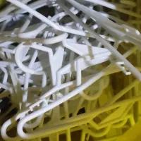 تعدادی گیره لباس بچه و یک عدد مانکن بچه شش ساله