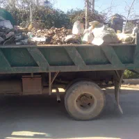 حمل نخاله توسط کارگر وبابکت