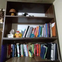 کتابخانه و میز تحریر