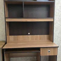 میزکامپیوتر و کتابخانه