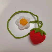 آویز گل بابونه و توت فرنگی بافتنی