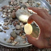 یک مقدار سنگ طبیعی وعقیق کبود