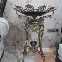 میوه خوری کنار سالنی