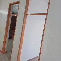 رنگکاری در پنجره ساختمان. کناف. گچ کاری.