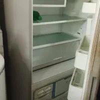با عرض سلام یک یخچال که در عکس مشاهده میکنید