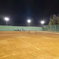 یک مرد زیر ۲۰ برای کار در باشگاه تنیس