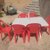 میز شیش نفر و صندلی در رنگهای سبز و قرمز