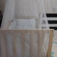 تخت کنار مادر و گهواره