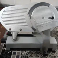 کالباس بر ترازودار  محک‌