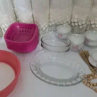 مقداری ظرف و لوازم آشپزی و دکوری موجود است