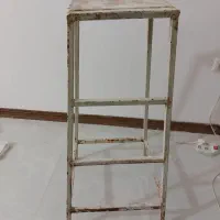 یک چهارپایه فلزی